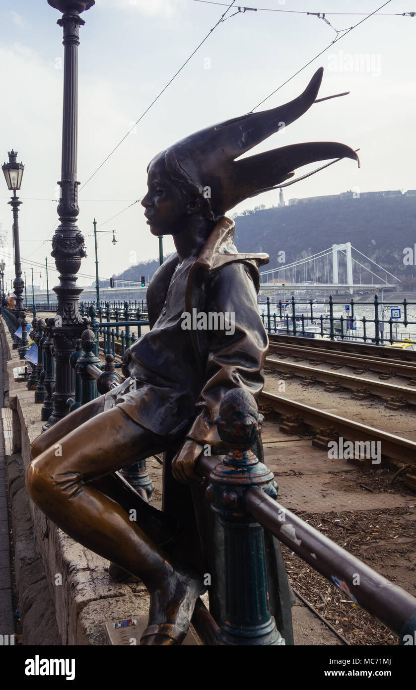 La piccola principessa statua seduta sulla ringhiera della passeggiata sul Danubio a Budapest Foto Stock