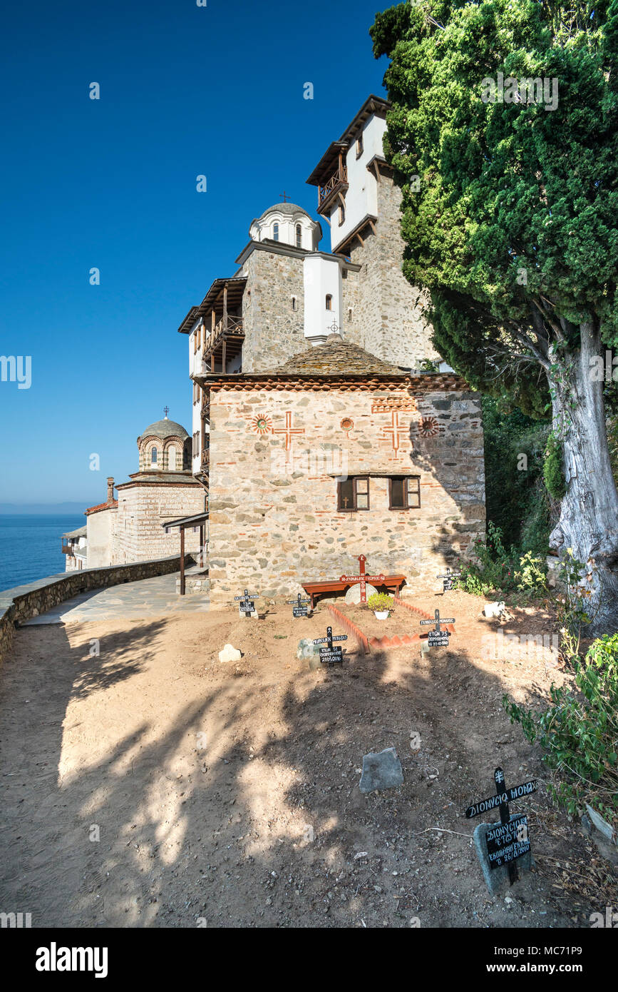 Un piccolo cimitero per i monaci in corrispondenza del lato di Osiou Gregoriou monastero sulla costa sud-occidentale della penisola di Athos, Macedonia, Grecia settentrionale Foto Stock