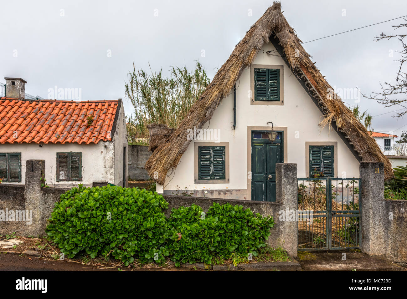 Le tipiche abitazioni di Santana, Madeira, Portogallo, Europa Foto Stock