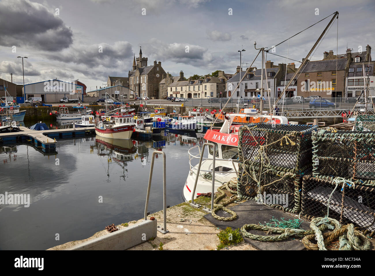 Una collezione di nearshore navi da pesca ormeggiate al porto di Fraserburgh guardando verso la città, Caley Pesca Ltd e Dalrymple Hall Arts Centre Foto Stock