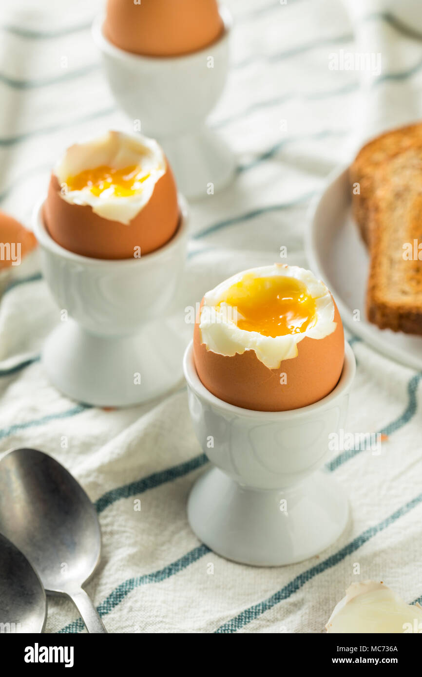 In casa uova sode in una tazza con toast Foto Stock