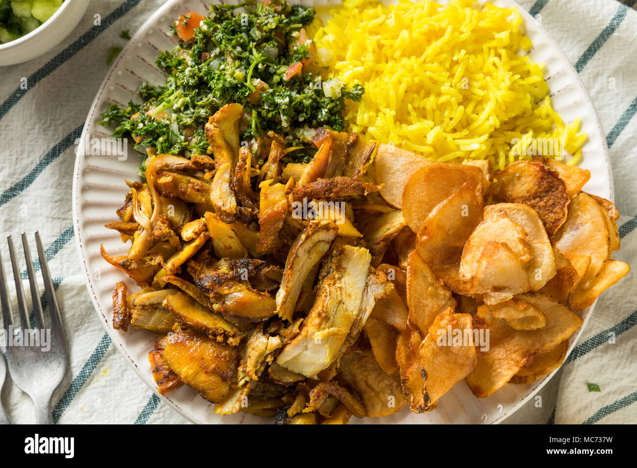 In casa di pollo piastra Shawarma con insalata e riso Foto Stock