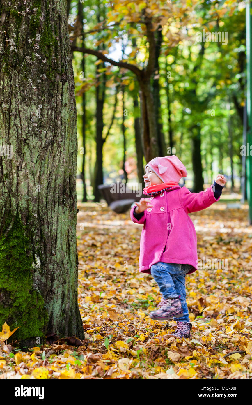 Autumn Fall outdoor ritratto del bellissimo bambino felice ragazza  camminare e giocare nel parco o forest Foto stock - Alamy