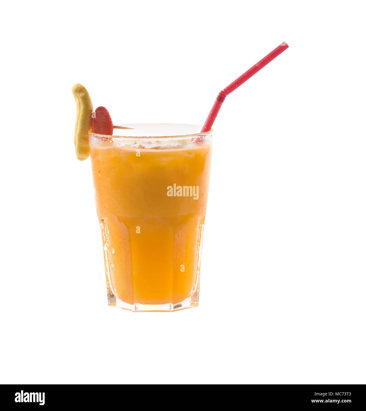 Caipifruta servito in un bicchiere con cannucce Foto Stock