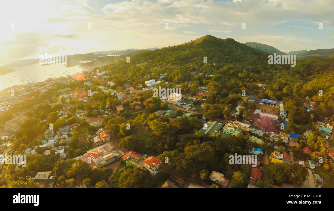 Vista aerea Coron città con le baraccopoli e di quartiere povero. Palawan. Bu Foto Stock