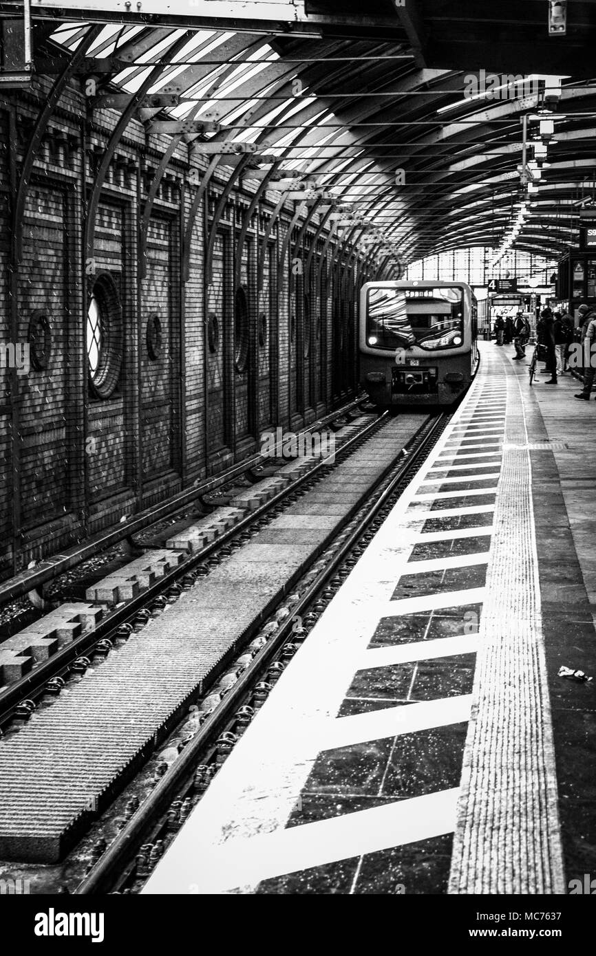 Bambino Che Aspetta Un Treno O Un Tram Immagine Stock - Immagine di bambino,  occhi: 81291405