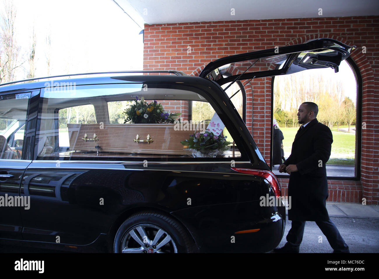 Bara in funebre al crematorio Surrey in Inghilterra Foto Stock