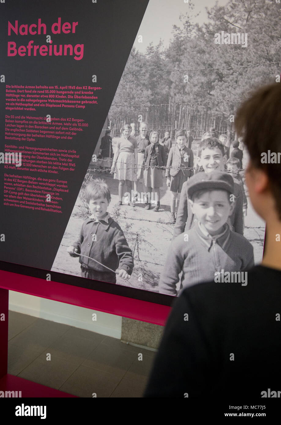 13 aprile 2018, Germania, Lohheide: un visitatore guardando la mostra "Kinder im KZ Bergen-Belsen' (lit. Bambini in Bergen-Belsen) nel corso di una conferenza stampa. Dal approximaately 120 000 detenuti presso il campo di concentramento in Lueneberg Heath, da tutte le parti d'Europa, ci sono stati anche intorno a 3500 bambini al di sotto dei quindici anni di età. Foto: Philipp Schulze/dpa Foto Stock