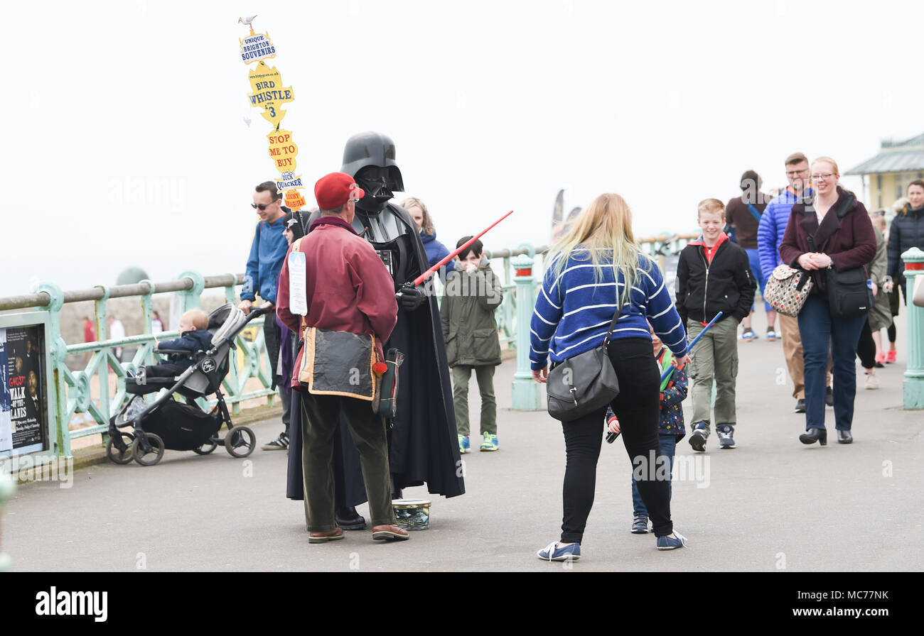 Brighton, Regno Unito. Il 13 aprile 2018. Regno Unito Meteo: il famoso Birdyman chat con un Darth Vader carattere sul lungomare di Brighton su un ottuso nebbioso giorno ma il meteo Previsioni è di migliorare nei prossimi giorni con temperature attese in 20s la prossima settimana Credito: Simon Dack/Alamy Live News Foto Stock