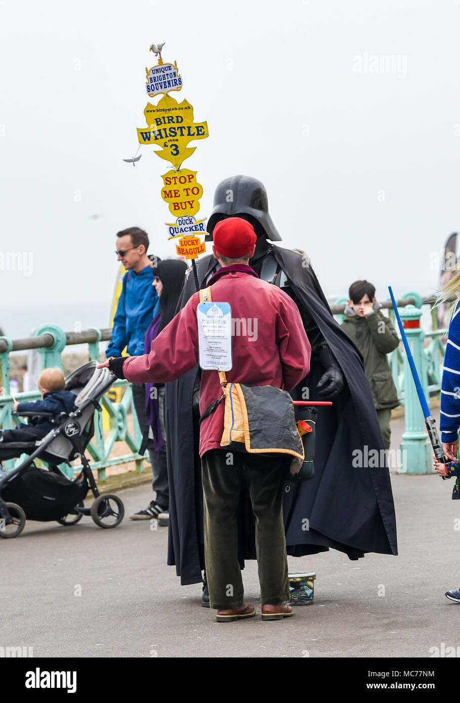 Brighton, Regno Unito. Il 13 aprile 2018. Regno Unito Meteo: il famoso Birdyman chat con un Darth Vader carattere sul lungomare di Brighton su un ottuso nebbioso giorno ma il meteo Previsioni è di migliorare nei prossimi giorni con temperature attese in 20s la prossima settimana Credito: Simon Dack/Alamy Live News Foto Stock