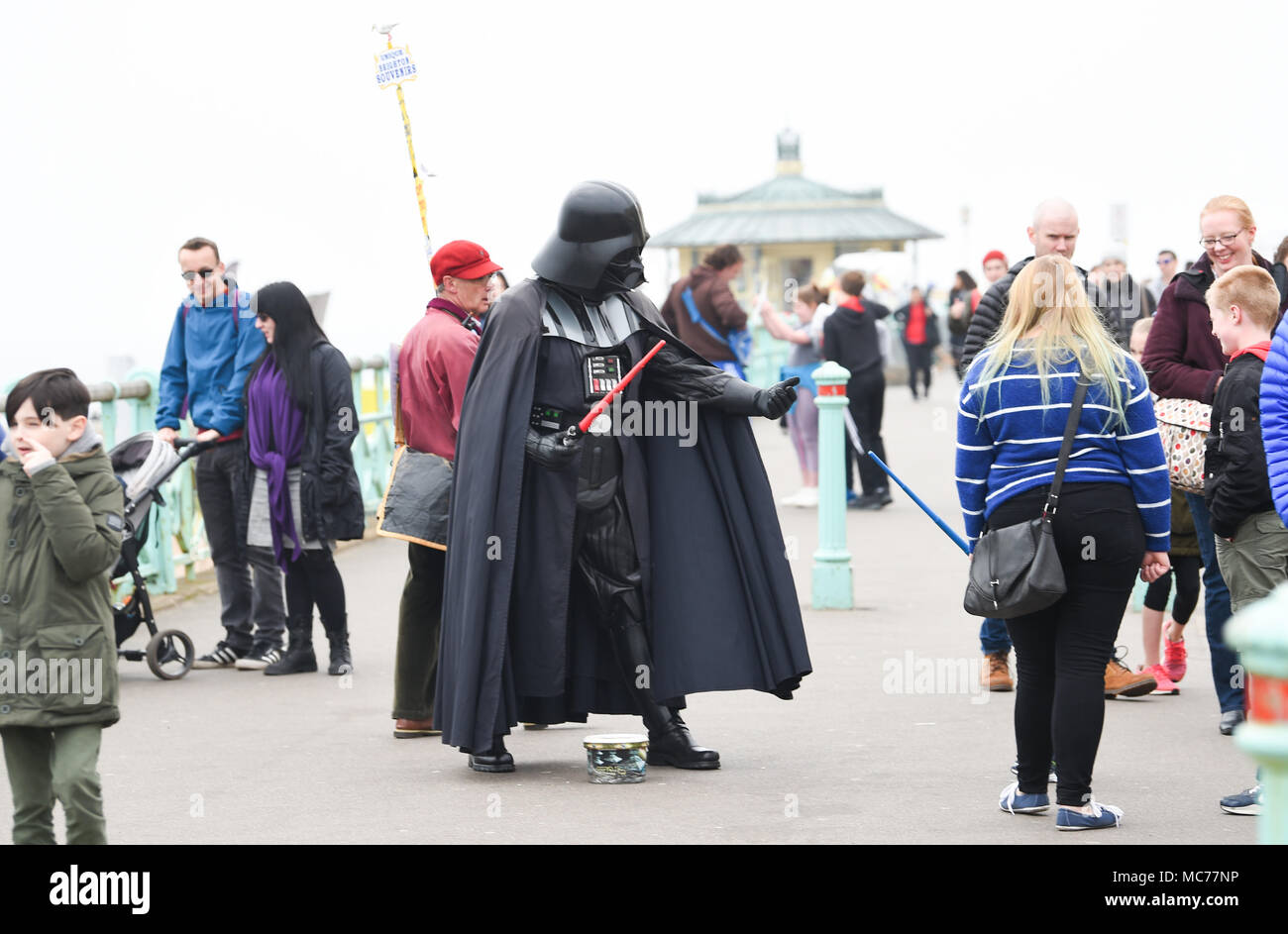 Brighton, Regno Unito. Il 13 aprile 2018. Regno Unito Meteo: Un Darth Vader carattere visitatori diverte sul lungomare di Brighton su un ottuso nebbioso giorno ma il meteo Previsioni è di migliorare nei prossimi giorni con temperature attese in 20s la prossima settimana Credito: Simon Dack/Alamy Live News Foto Stock
