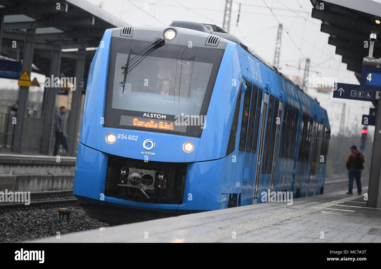 13 aprile 2018, Germania, Wiesbaden: una cella a combustibile alimentata a treno communter del costruttore francese Alstrom parte dalla stazione ferroviaria. Il trasporto regionale associazione 'Rhein-Main-Verkehrsverbund' vuole sostituire il treno diesel motori che sono stati la manutenzione di quattro non elettrificate linee secondarie nella regione Taunus. Foto: Arne Dedert/dpa Foto Stock