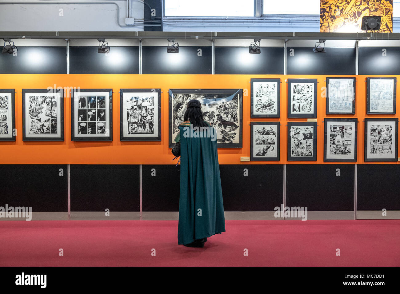 Barcellona, Spagna. Xiii Apr, 2018. Un visitatore vestito come un personaggio dei fumetti visiti una delle sale espositive. La trentaseiesima edizione internazionale di Barcellona Fiera di fumetti da 12th-15th Aprile 2018 in Fira Barcelona Montjuïc. Credito: SOPA Immagini limitata/Alamy Live News Foto Stock