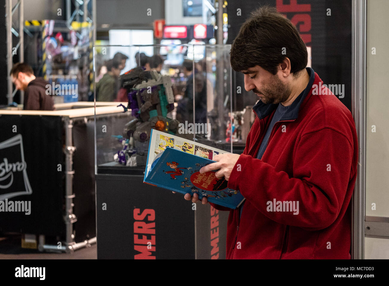 Barcellona, Spagna. Xiii Apr, 2018. Un visitatore per il fumetto lounge legge attentamente uno degli esemplari in vendita. La trentaseiesima edizione internazionale di Barcellona Fiera di fumetti da 12th-15th Aprile 2018 in Fira Barcelona Montjuïc. Credito: SOPA Immagini limitata/Alamy Live News Foto Stock