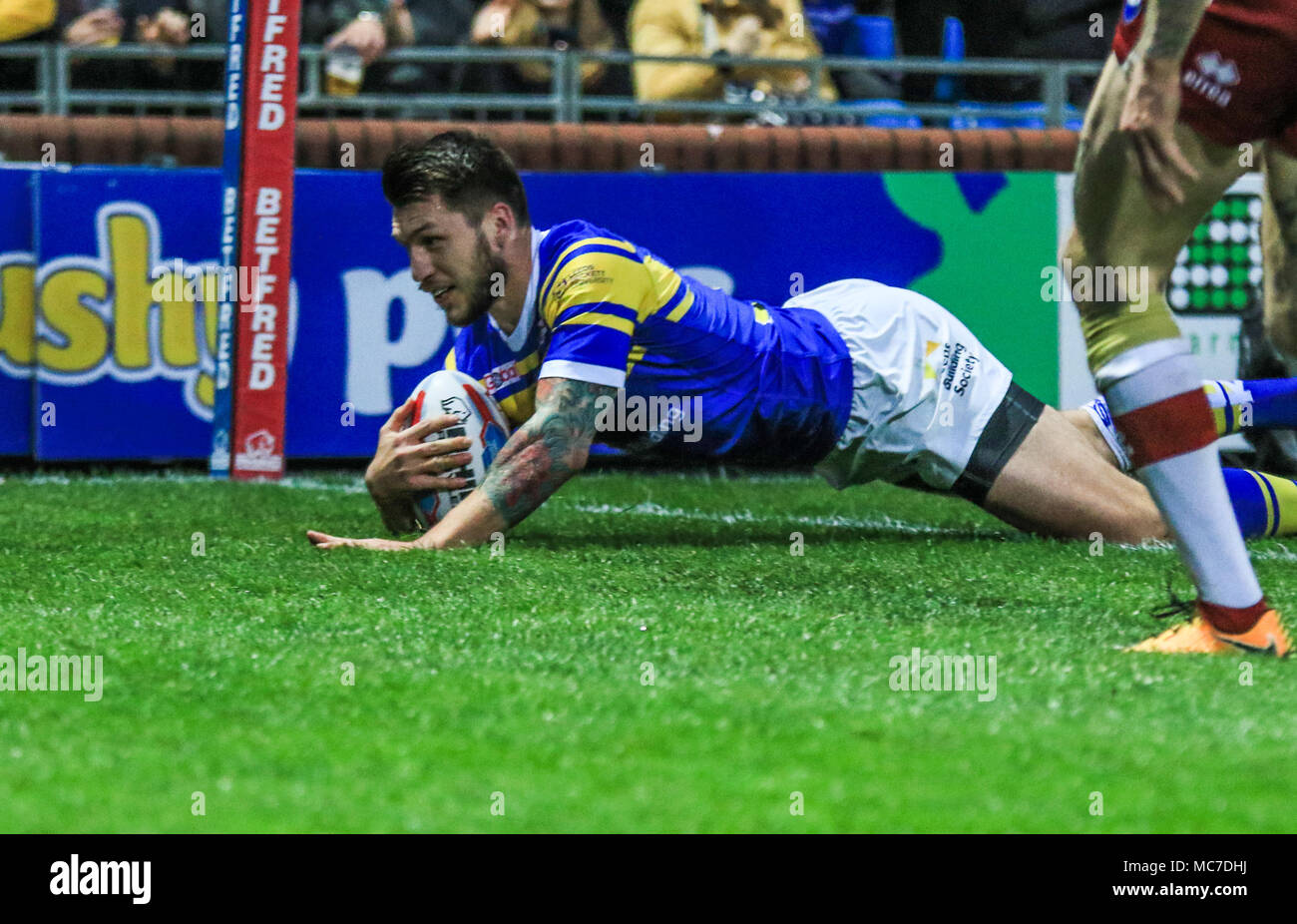 Leeds, Regno Unito. Il 13 aprile 2018, Headingley Stadium, Leeds, Inghilterra; Betfred Super League Rugby, Leeds rinoceronti v Wigan Warriors; Tom Briscoe di Leeds rinoceronti rigature l'apertura provare a credito: News Immagini/Alamy Live News Foto Stock