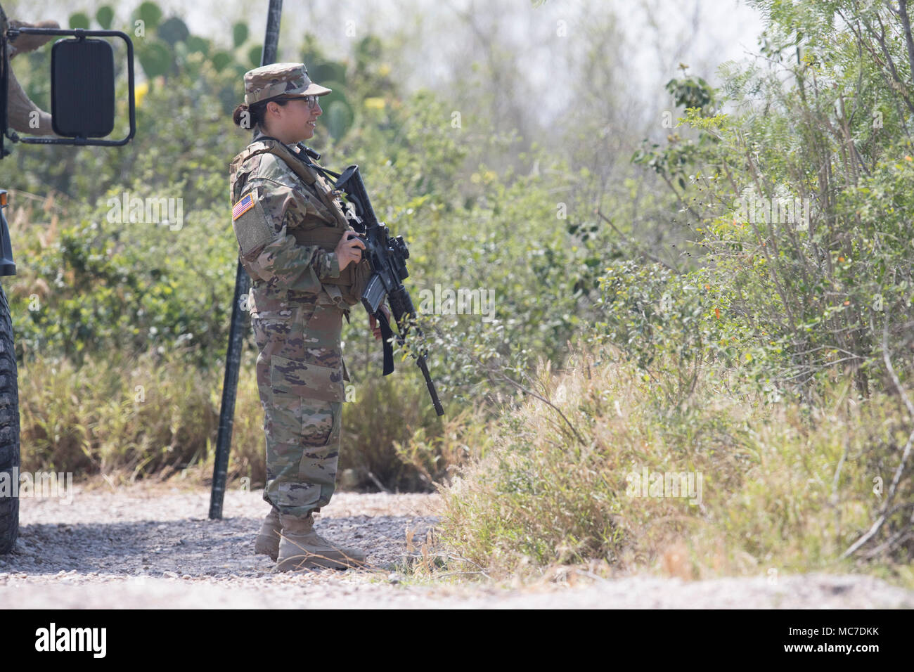 Texas Guardia Nazionale truppe uomo un posto di osservazione lungo il fiume Rio Grande lungo il Regno States-Mexico confine in Texas del Sud. Foto Stock