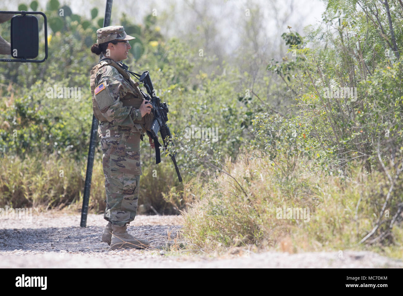 Texas Guardia Nazionale truppe uomo un posto di osservazione lungo il fiume Rio Grande lungo il Regno States-Mexico confine in Texas del Sud. Foto Stock