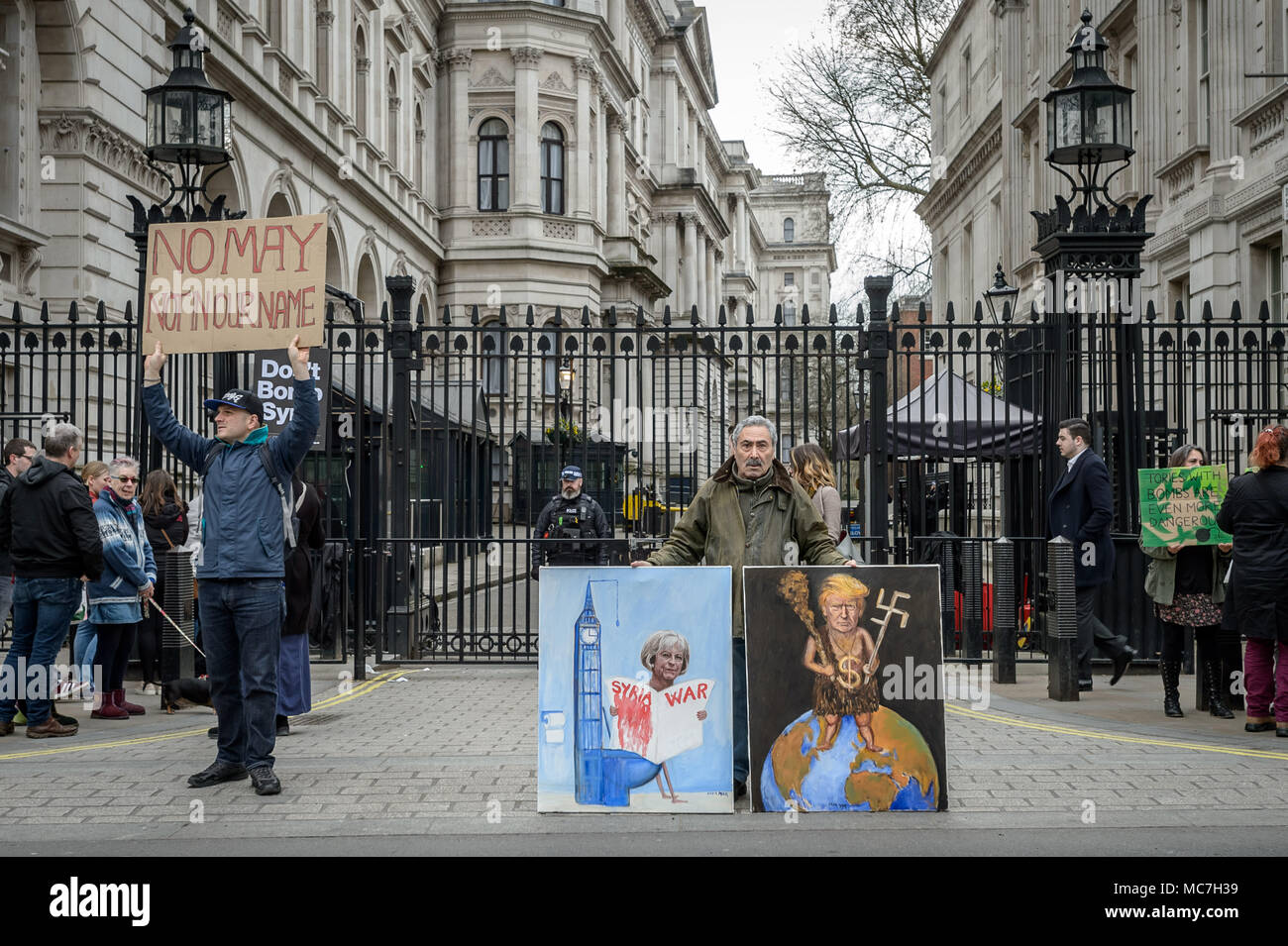 Londra, Regno Unito. Il 13 aprile 2018. Dimostrazione da anti-guerra di manifestanti organizzato da arrestare la coalizione bellica in scena di fronte a Downing Street contro la proposta di aria investe sulla Siria. Credito: Guy Corbishley/Alamy Live News Foto Stock