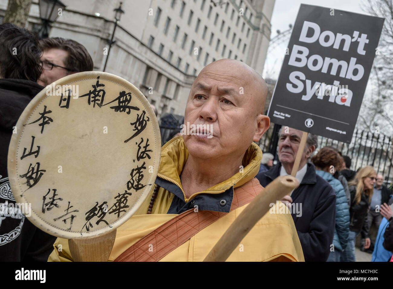 Londra, Regno Unito. Il 13 aprile 2018. Dimostrazione da anti-guerra di manifestanti organizzato da arrestare la coalizione bellica in scena di fronte a Downing Street contro la proposta di aria investe sulla Siria. Credito: Guy Corbishley/Alamy Live News Foto Stock