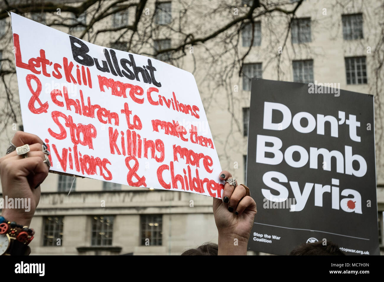 Londra, Regno Unito. Il 13 aprile 2018. Dimostrazione da anti-guerra di manifestanti organizzato da arrestare la coalizione bellica in scena di fronte a Downing Street contro la proposta di aria investe sulla Siria. Credito: Guy Corbishley/Alamy Live News Foto Stock