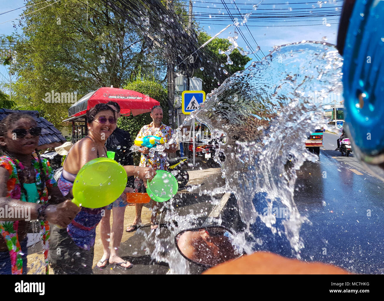 Phuket, Tailandia - 13 Aprile 2018: folla di persone versare acqua sul driver moto celebrare tailandese tradizionale nuovo anno - Songkran Festival. Credito: Anna Moskvina/Alamy Live News Foto Stock