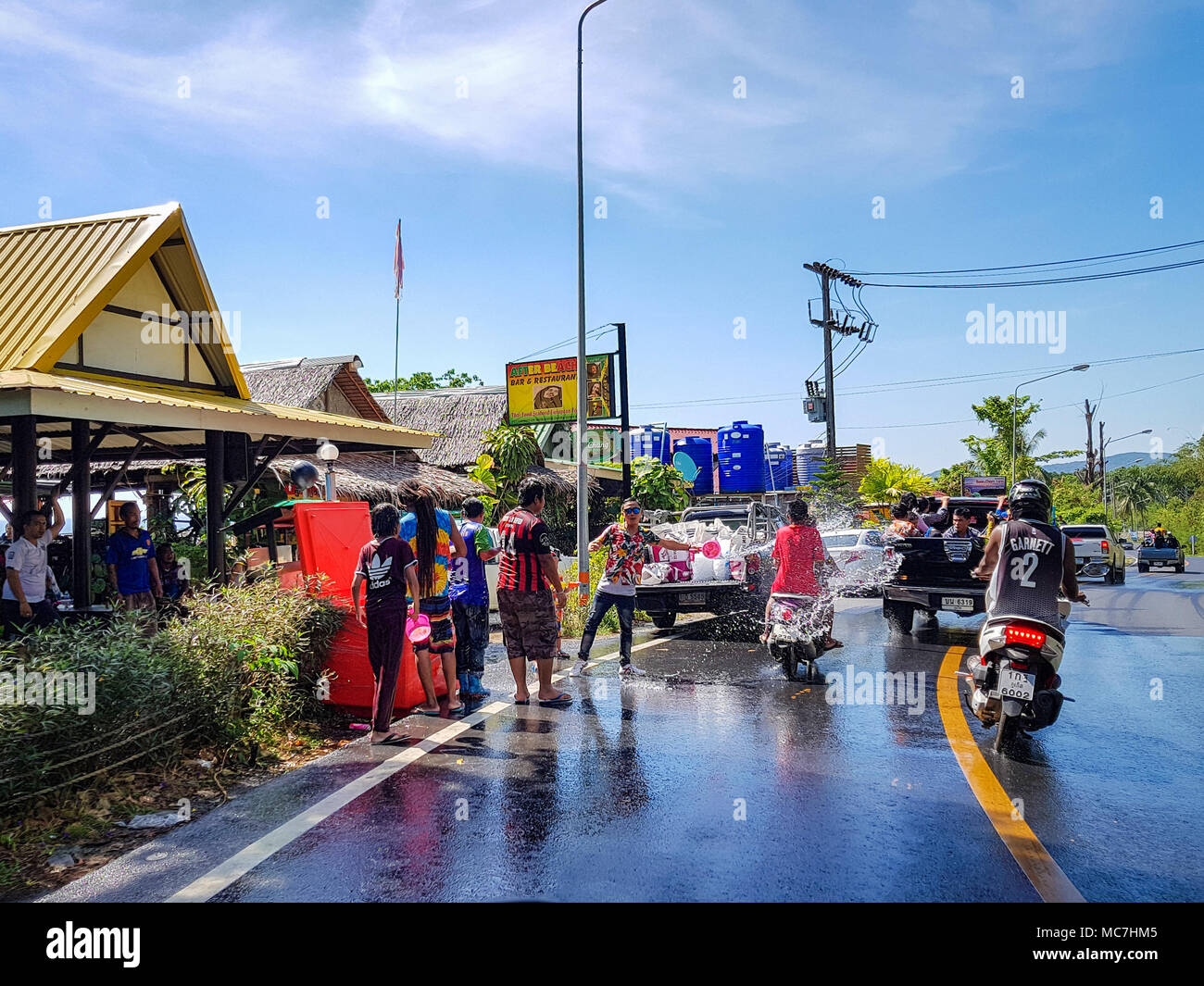 Phuket, Tailandia - 13 Aprile 2018: l'uomo versare acqua sul driver moto celebrare tailandese tradizionale nuovo anno - Songkran Festival. Credito: Anna Moskvina/Alamy Live News Foto Stock