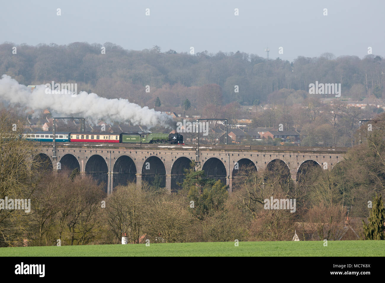 Digswell, Regno Unito. Il 14 aprile 2018. Pacifico Peppe 'Tornado' poteri su Digswell viadotto con la Ebor Flyer, la prima carta del vapore autorizzati a viaggiare a 90km/h. Credito: Andrew Plummer/Alamy Live News Foto Stock