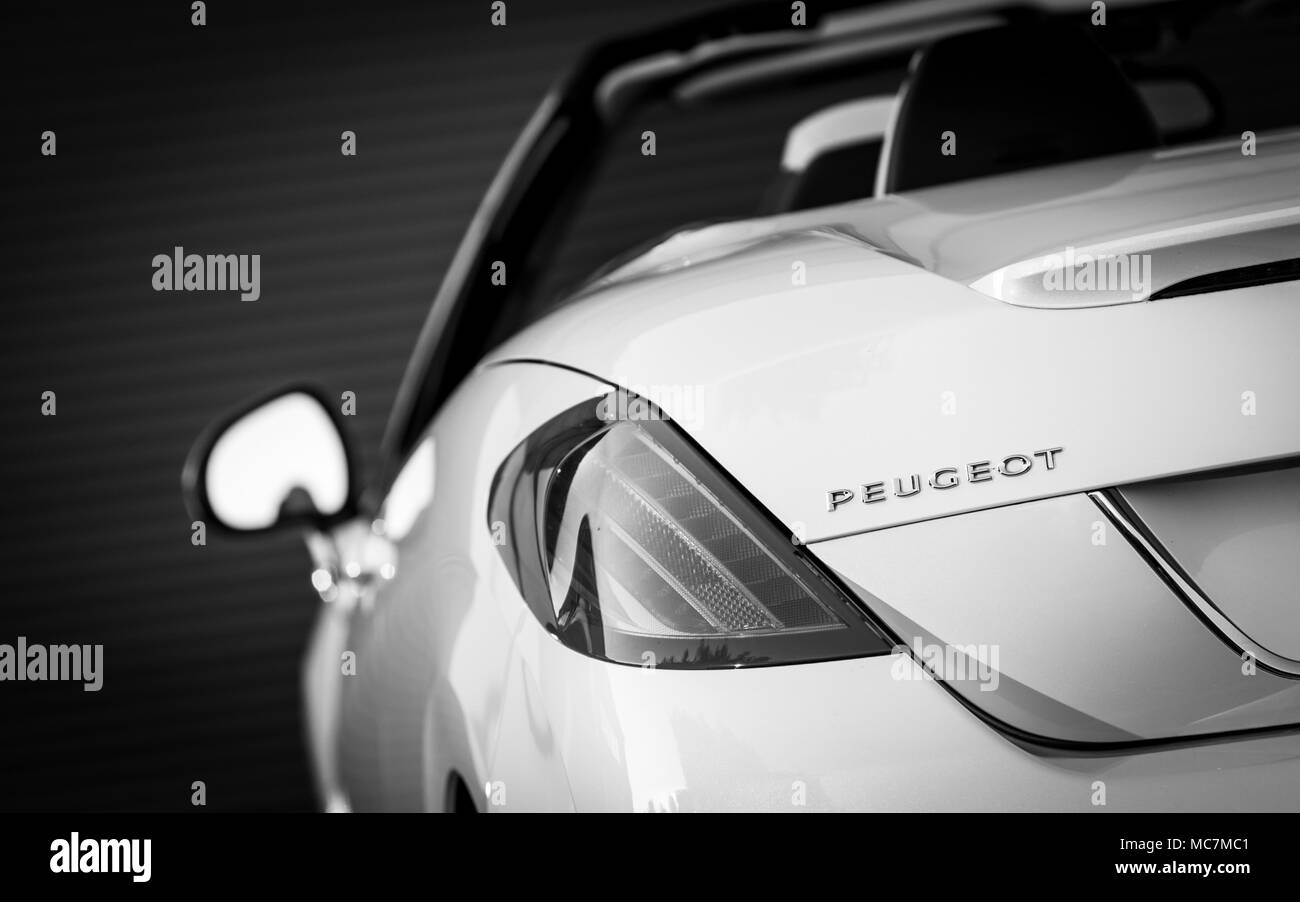 Vista posteriore di un bianco Peugeot 308 cc Roland Garros cabrio auto sportiva. Foto Stock