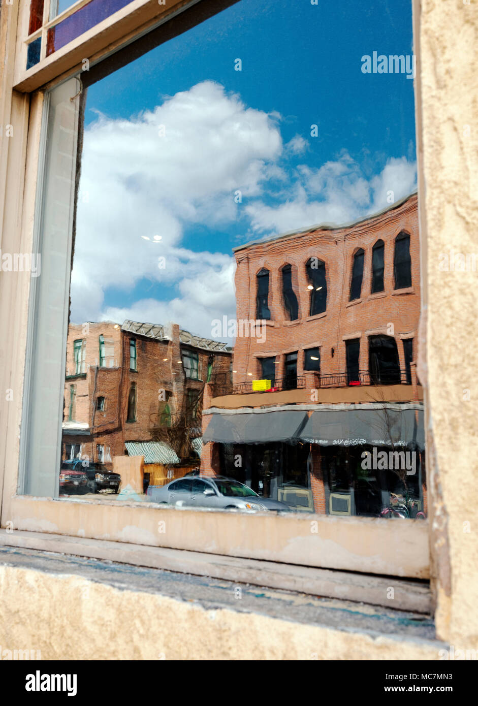 La riflessione in antiche vetrate a piombo del Distretto Storico Nazionale; Salida; Colorado; USA Foto Stock