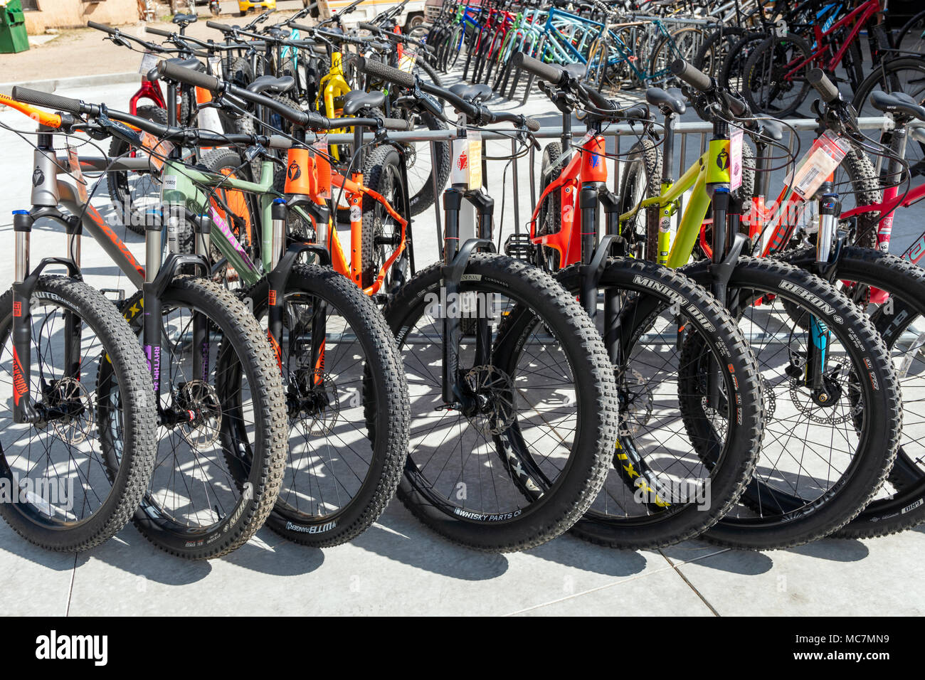 Nuove biciclette sul display; Sub Cultura Cyclery; Distretto Storico Nazionale; negozio di biciclette nel centro cittadino di Salida; Colorado; USA Foto Stock