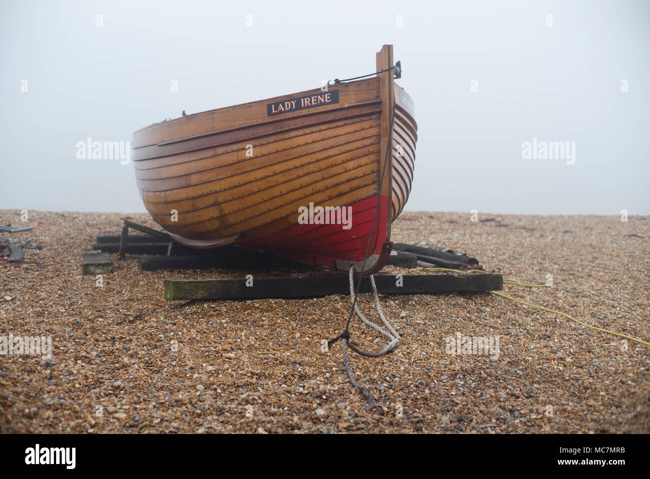 Barca su una spiaggia di ciottoli Foto Stock