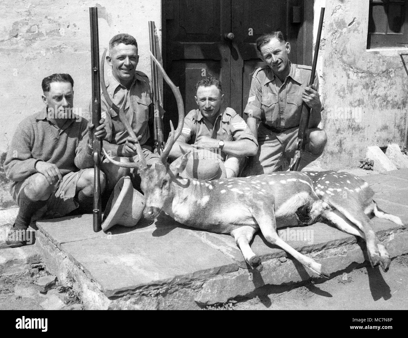 Esercito britannico dei soldati con il cervo morto dopo la caccia sparare a Pariat, in India nel 1934 Foto Stock