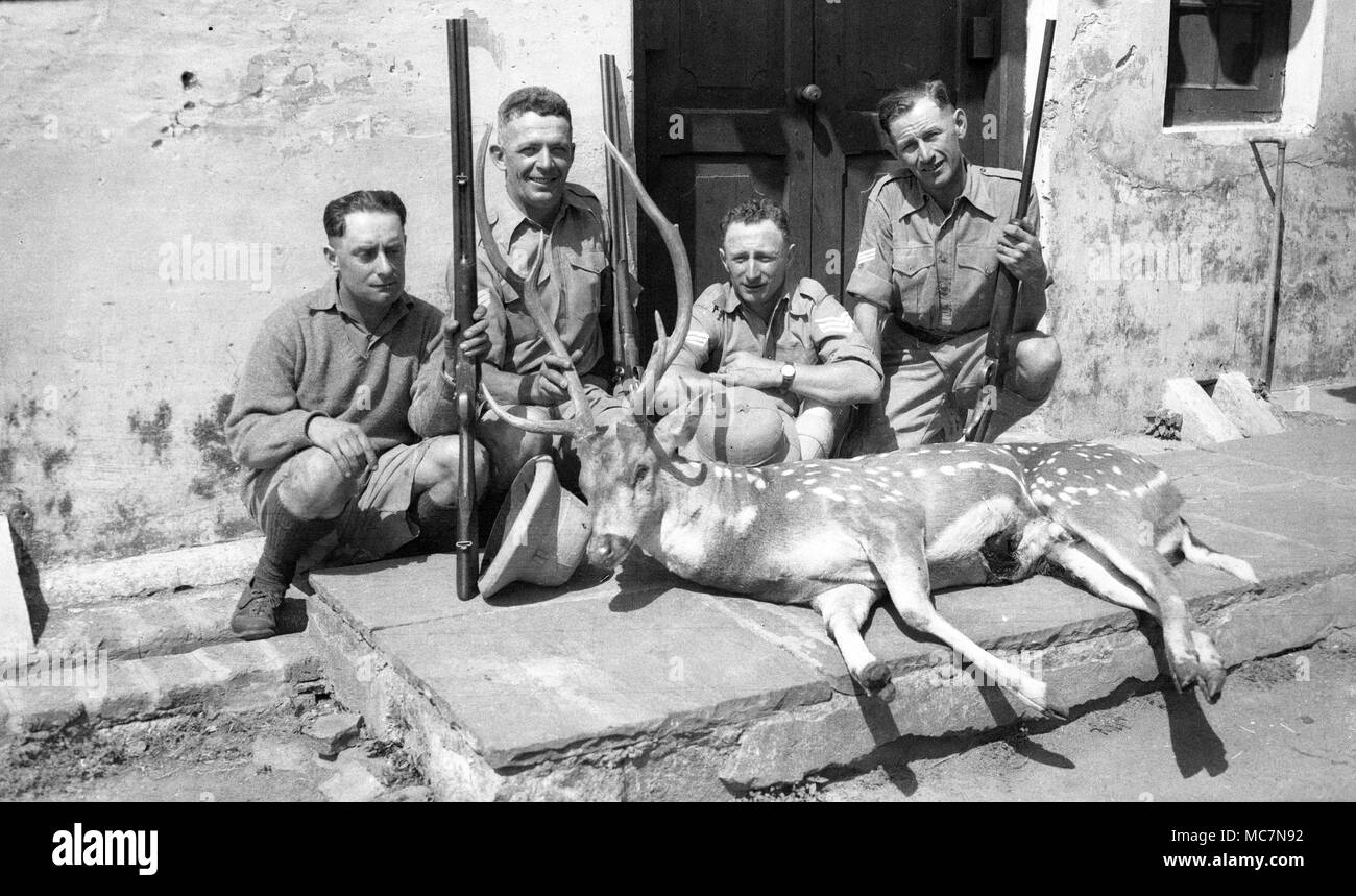 Esercito britannico dei soldati con il cervo morto dopo la caccia sparare a Pariat, in India nel 1934 Foto Stock