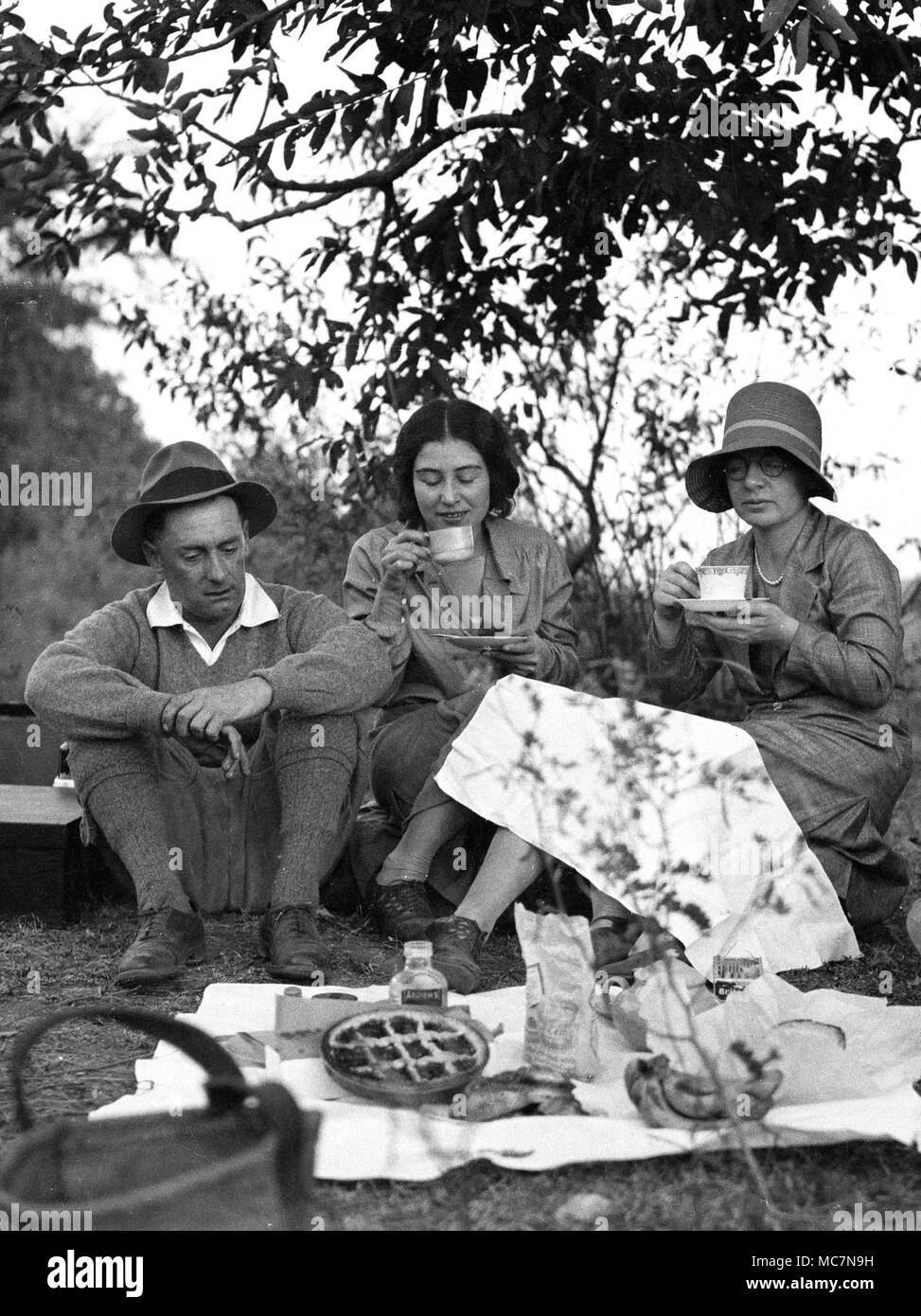 Nagpur, India, 1932 British colonialists condividendo un picnic in campagna durante i giorni dell'Impero Britannico. Foto Stock