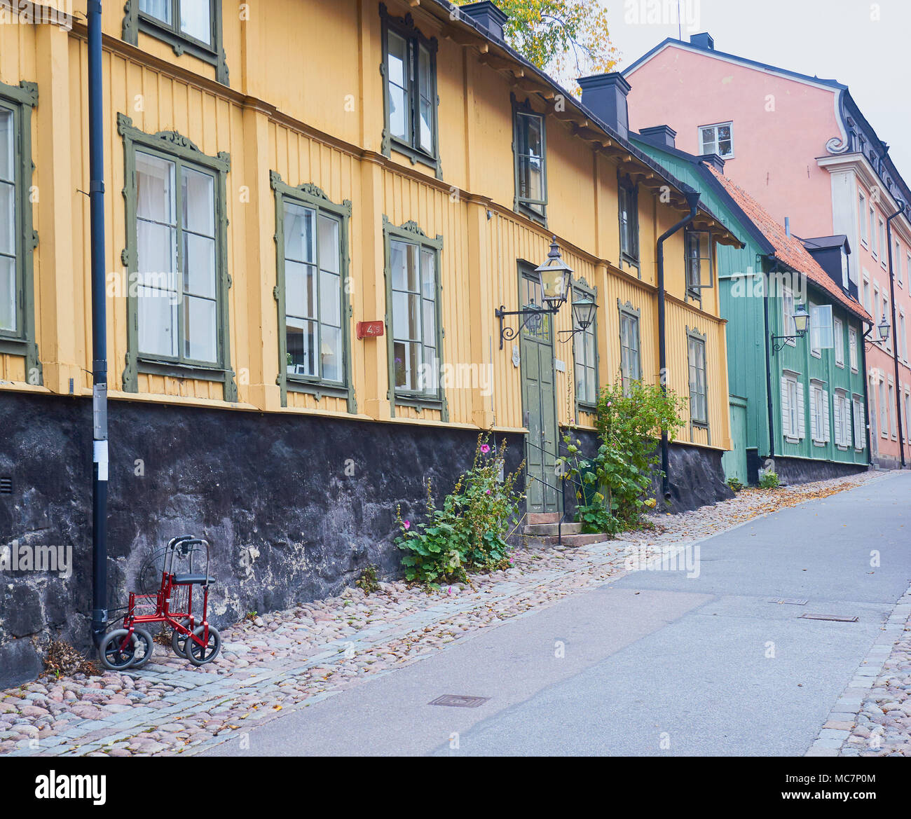 Mobilità telaio a piedi bloccato a lampost in Langa Gatan (Long Street), Djurgarden, Stcokholm, Svezia e Scandinavia. Foto Stock