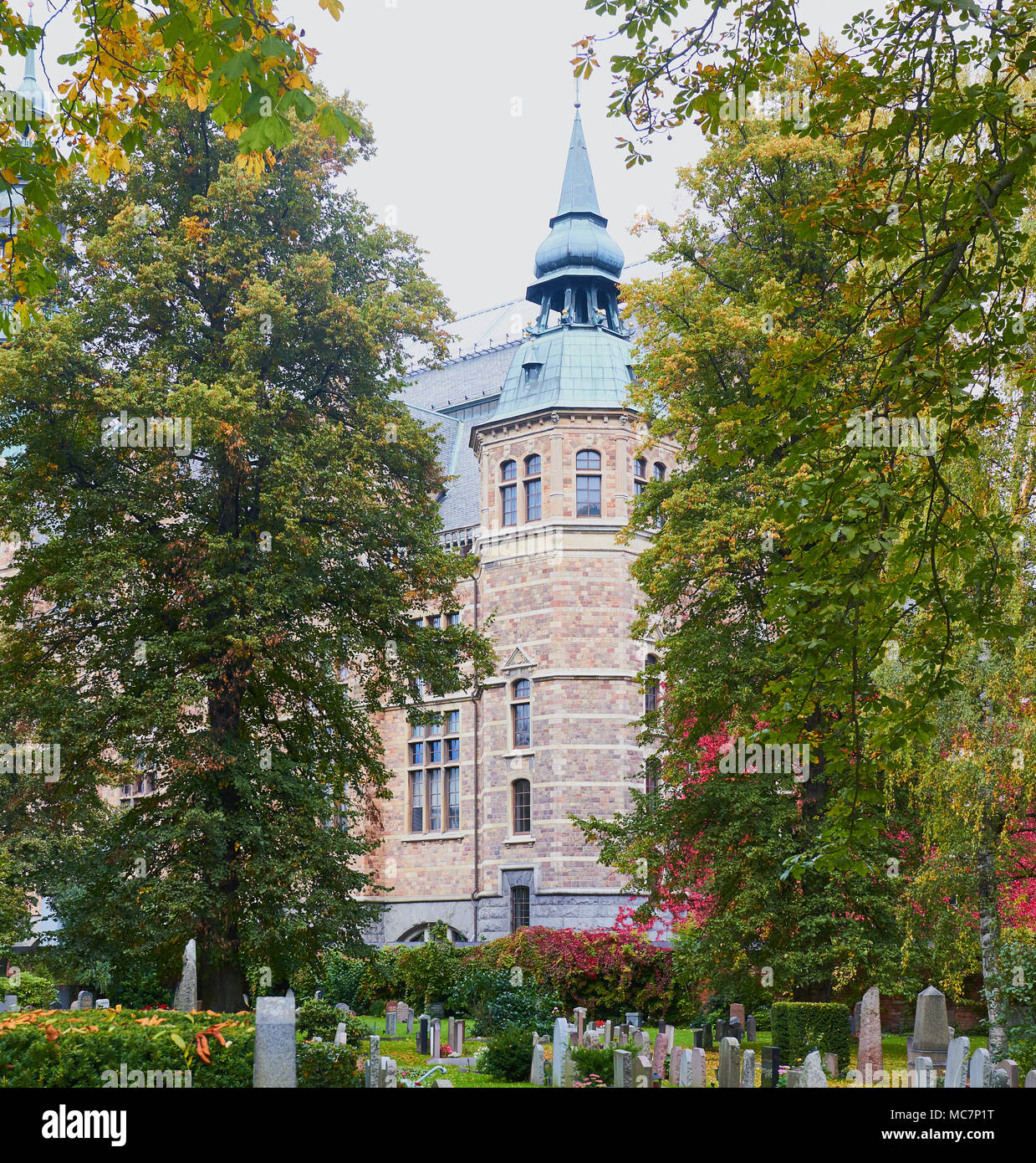 Nordiska Museet storia culturale museo, Djurgarden, Stoccolma, Svezia, in Scandinavia. Visto da Galarvarvskyrkogarden (cucina cantiere cimitero) Foto Stock