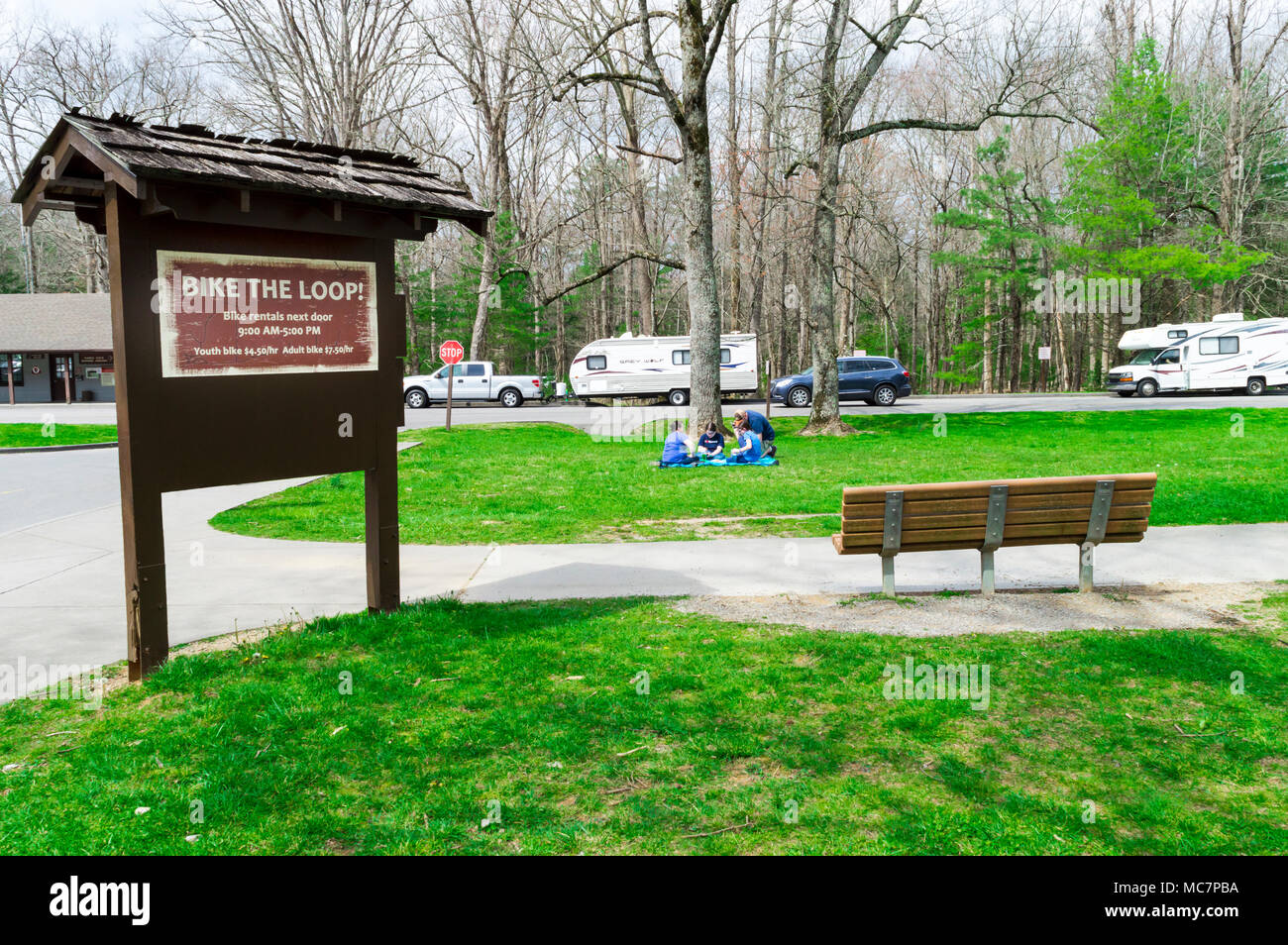 Inquadratura orizzontale di inizio primavera i visitatori del Parco Nazionale di Great Smoky Mountains Foto Stock