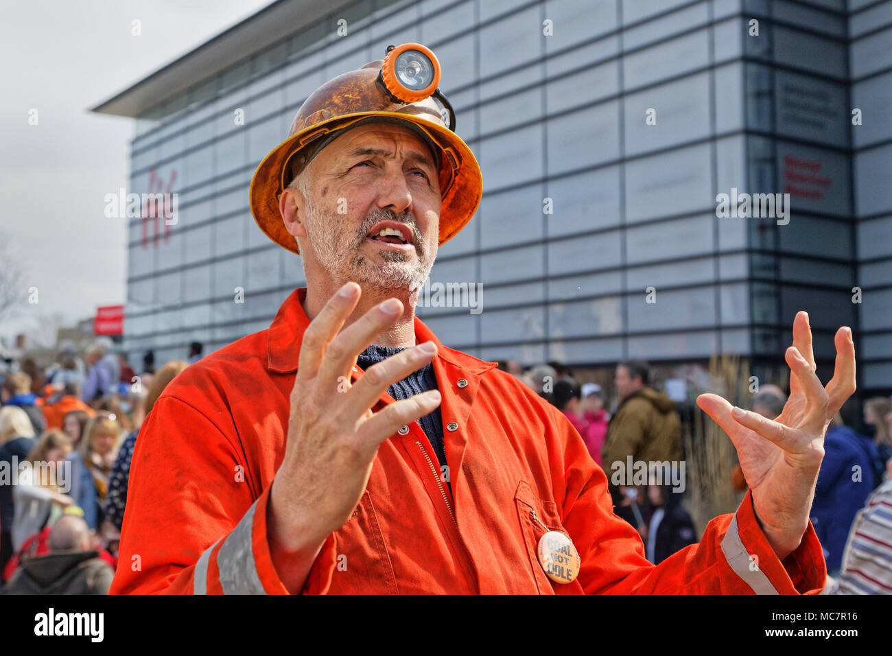 Nella foto: l'uomo motore a Waterfront Museum di Swansea, Wales, Regno Unito. Giovedì 12 Aprile 2018 Re: più grandi marionette meccaniche in Gran Bretagna ha avviata Foto Stock