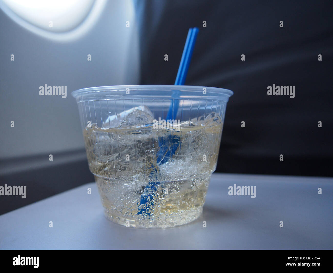 La bevanda alcolica sul vassoio aereo Tabella, USA 2017, © Katharine Andriotis Foto Stock