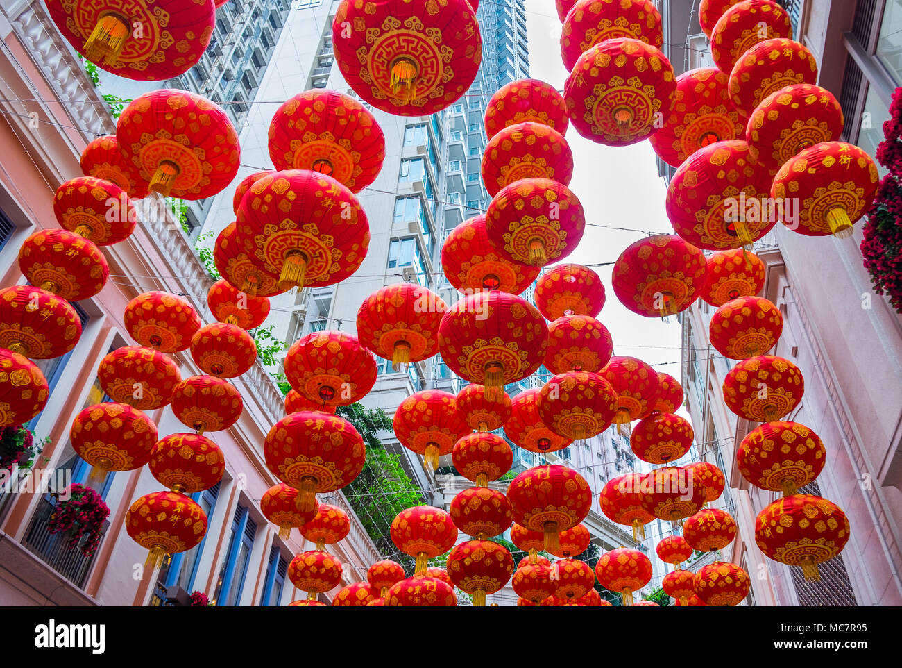 Cinese tradizionale lanterne rosse con grattacieli sullo sfondo. Il contrasto di antica tradizione e vita moderna nel Sud Est Asiatico. Cina, Hong Kong. Foto Stock