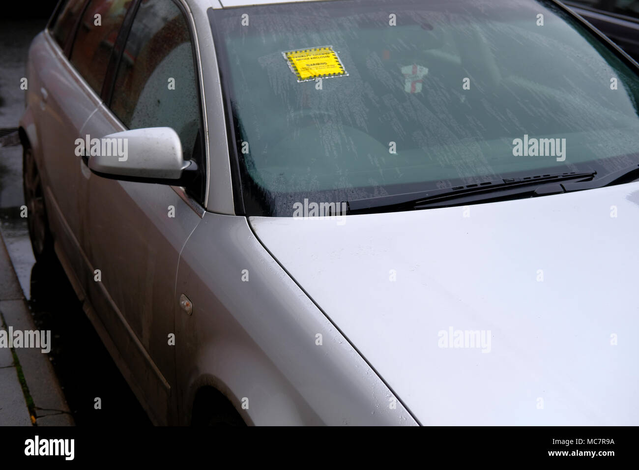 La penale per parcheggio illegale. I biglietti per il parcheggio bloccato in posizione sul parabrezza di un auto Foto Stock