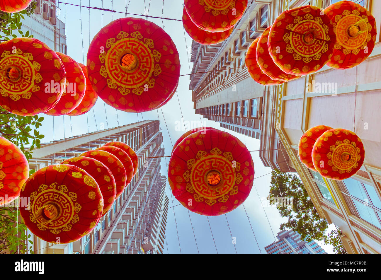 Cinese tradizionale lanterne rosse con grattacieli sullo sfondo. Il contrasto di antica tradizione e vita moderna nel Sud Est Asiatico. Cina, Hong Kong. Foto Stock