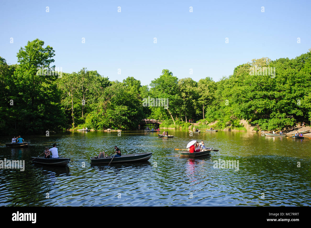La gente di canoa in un lago di Central Park, Manhattan, New York City, nel maggio 2013. Foto Stock