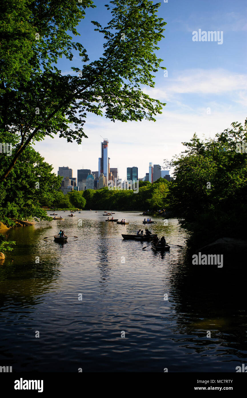 La gente di canoa in un lago di Central Park, Manhattan, New York City, nel maggio 2013. Foto Stock