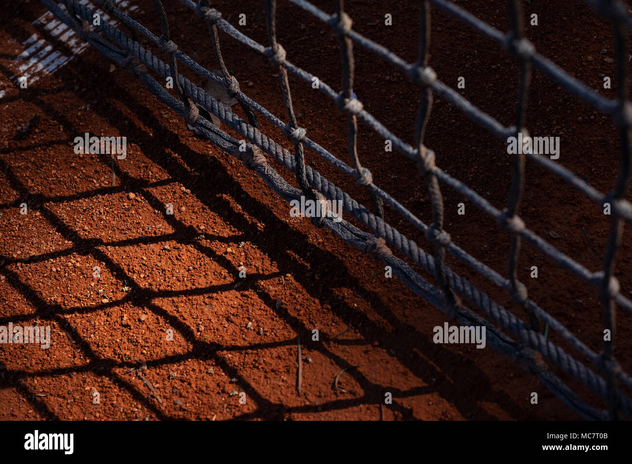 Vista dettagliata del tennis net colata ombra chiara sulla corte slug Foto Stock