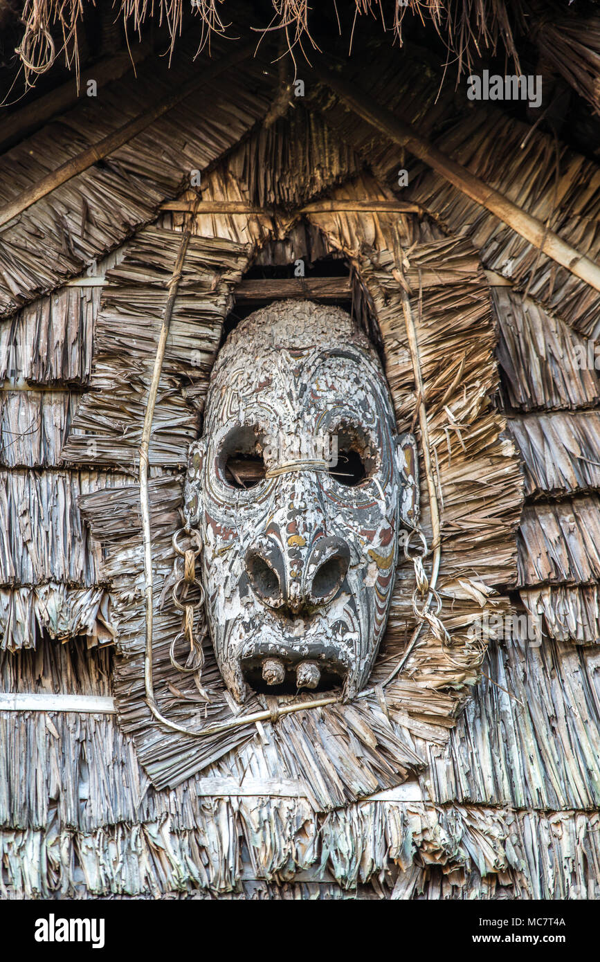 Un legno intagliato maschera Haus Tambaran (uomini o liquori casa) del villaggio Kaminibit, East Sepik, provincia di Papua Nuova Guinea Foto Stock