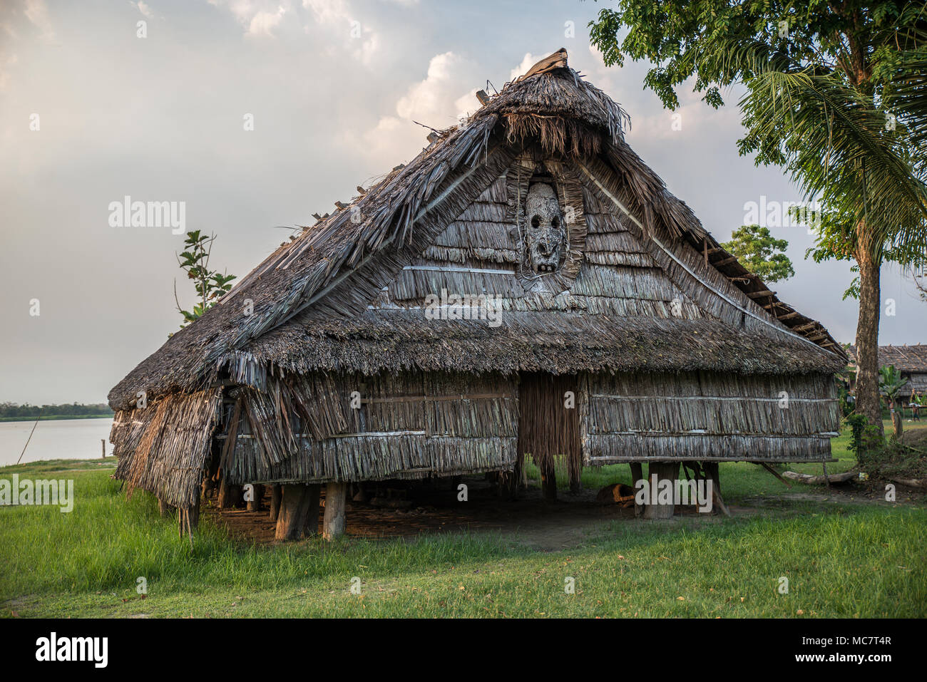 Haus Tambaran (uomini o liquori casa) decorato con un legno intagliato maschera, Kaminibit village, East Sepik, provincia di Papua Nuova Guinea Foto Stock