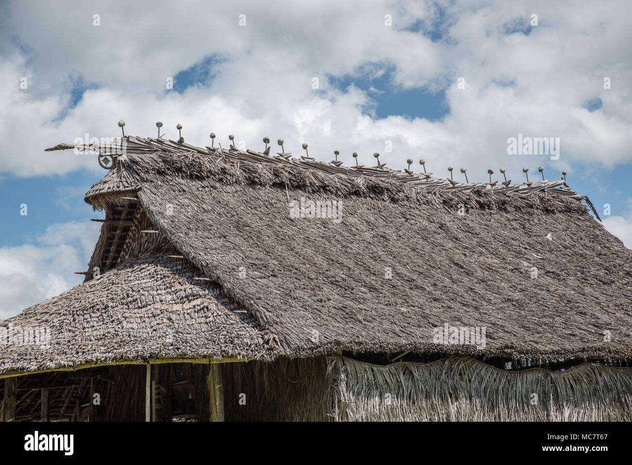 Dettaglio delle decorazioni del tetto di una tipica casa stilt, Korogo Village, Medio Sepik, Papua Nuova Guinea Foto Stock