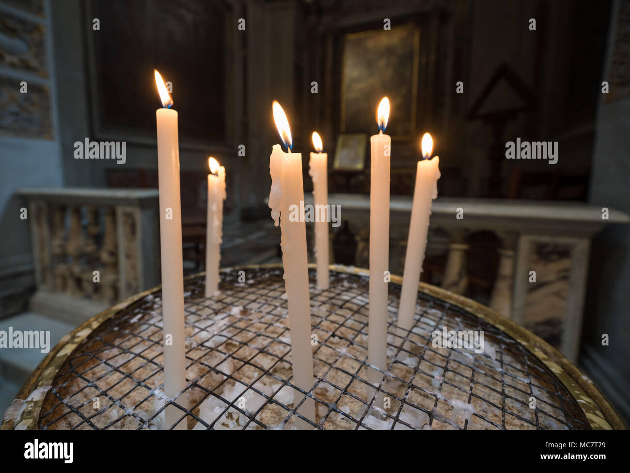 O votive candele di preghiera nella chiesa cattolica romana Foto Stock