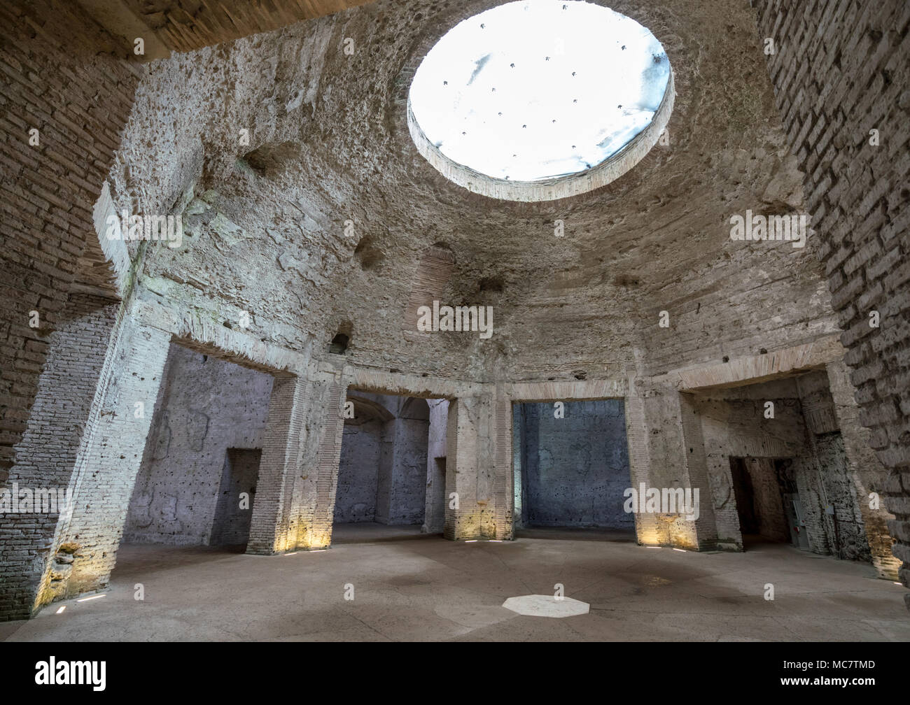 Resti della cupola all'interno della Domus Aurea a Roma Foto Stock